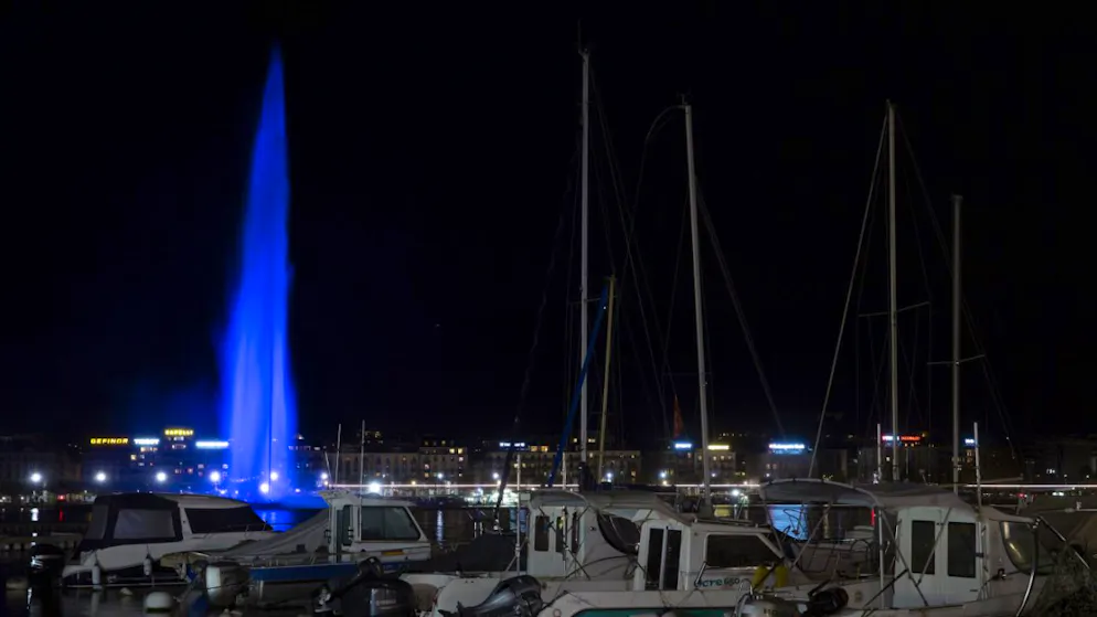 À l'occasion de la Journée d'action mondiale en faveur des personnes atteintes d'EM, des monuments emblématiques de Suisse, comme le Jet d'eau à Genève, seront illuminés en bleu. (Photo d'archive)