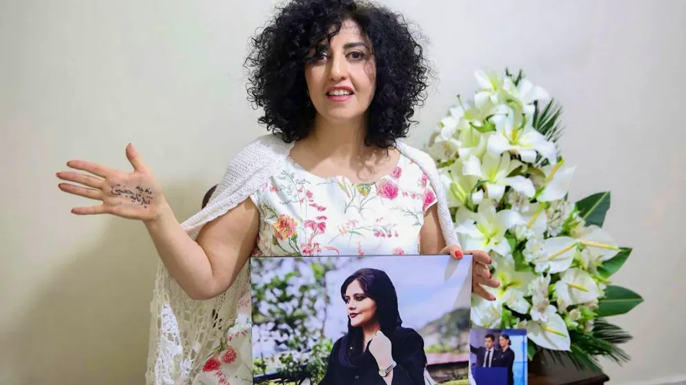 ARCHIV – Auf diesem vom Archiv der Narges-Stiftung via AP veröffentlichten Foto ist die Friedensnobelpreisträgerin Narges Mohammadi zu sehen, nachdem sie am Mittwoch, dem 4. Dezember 2024, vorübergehend aus dem Gefängnis entlassen wurde. Foto: Uncredited/Narges Foundation Archive/AP/dpa