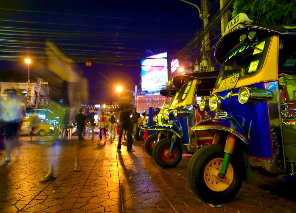 La decisione del governo arriva dopo un incidente avvenuto lunedì sera sull'isola di Phuket, quando una coppia è stata sorpresa a praticare sesso orale a bordo di un tuk-tuk.