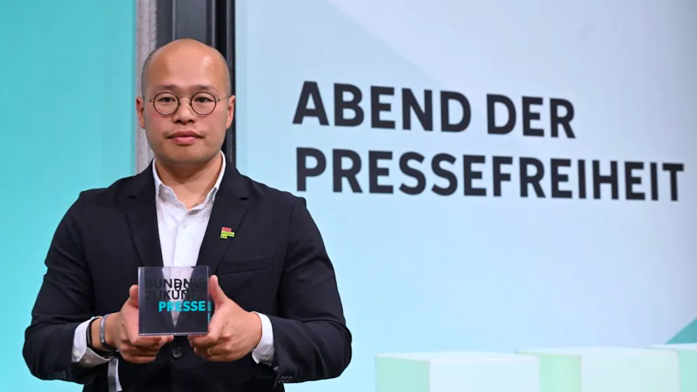 dpatopbilder – Sebastian Lai, Sohn des inhaftierten Hongkonger Verlegers Jimmy Lai, bekommt in der Bayerischen Landesvertretung den Pressefreiheitspreis 2026, den er stellvertretend für seinen Vater entgegennimmt. Foto: Soeren Stache/dpa