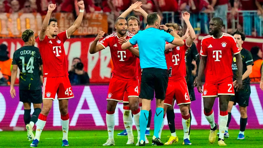The Bayern Munich players quarrel with referee João Pinheiro