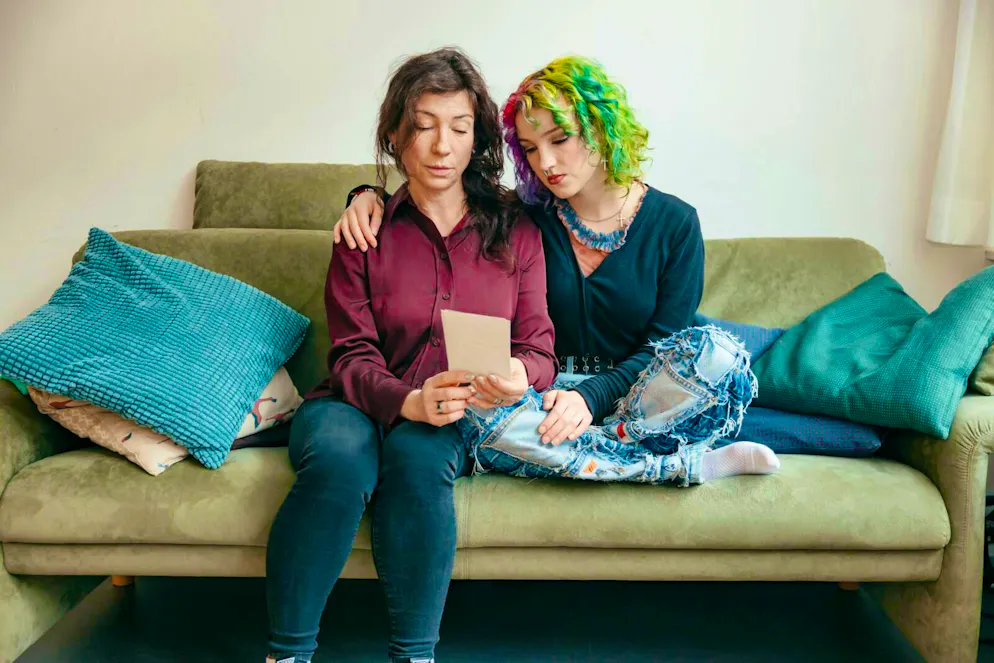 Natalya Girard (à gauche) et sa fille Sacha regardent avec nostalgie une photo de la mère de Natalya.