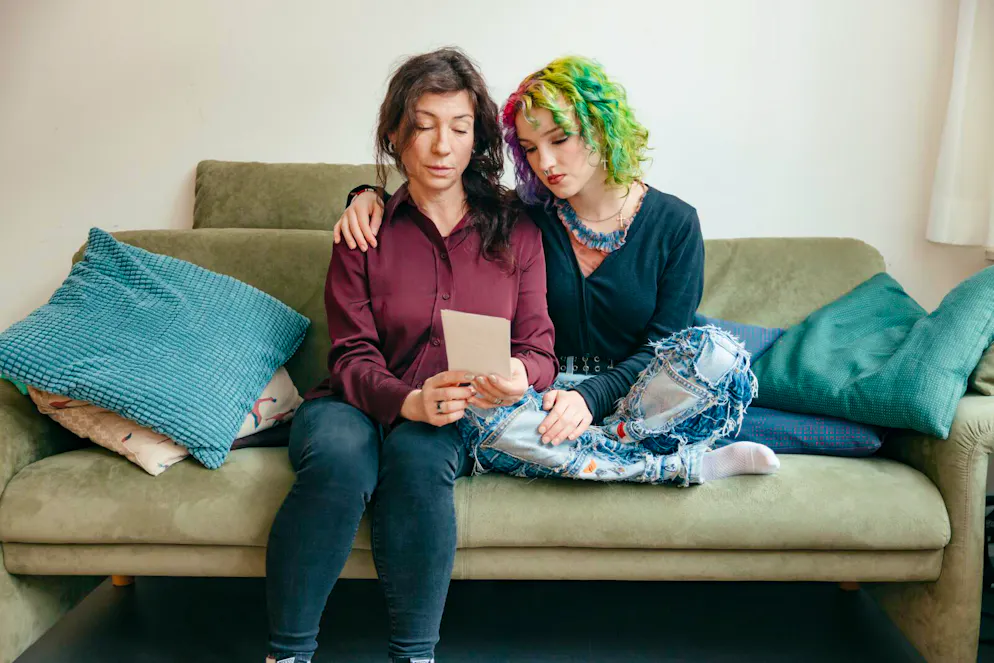 Mit Wehmut schauen Natalya Girard (l.) und ihre Tochter Sacha ein Foto von Natalyas Mutter an.