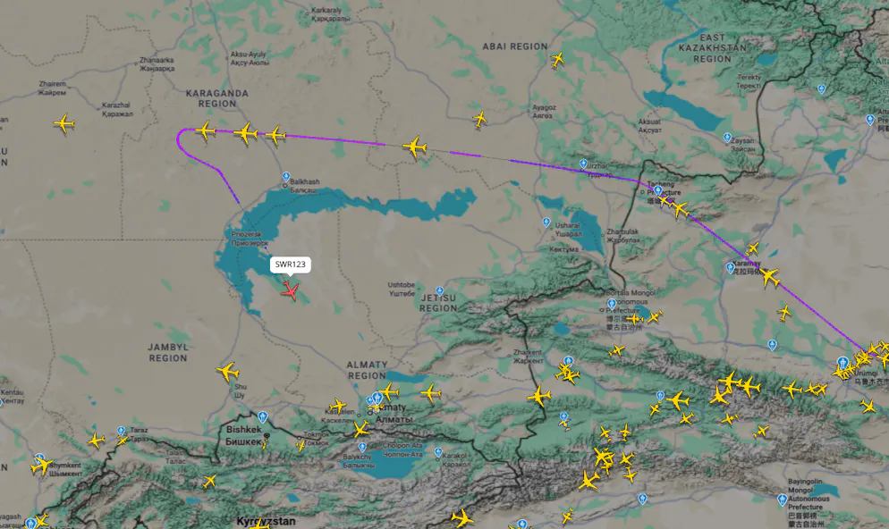 Auf der Plattform Flightradar24 ist zu erkennen, wie das Flugzeug abdreht.