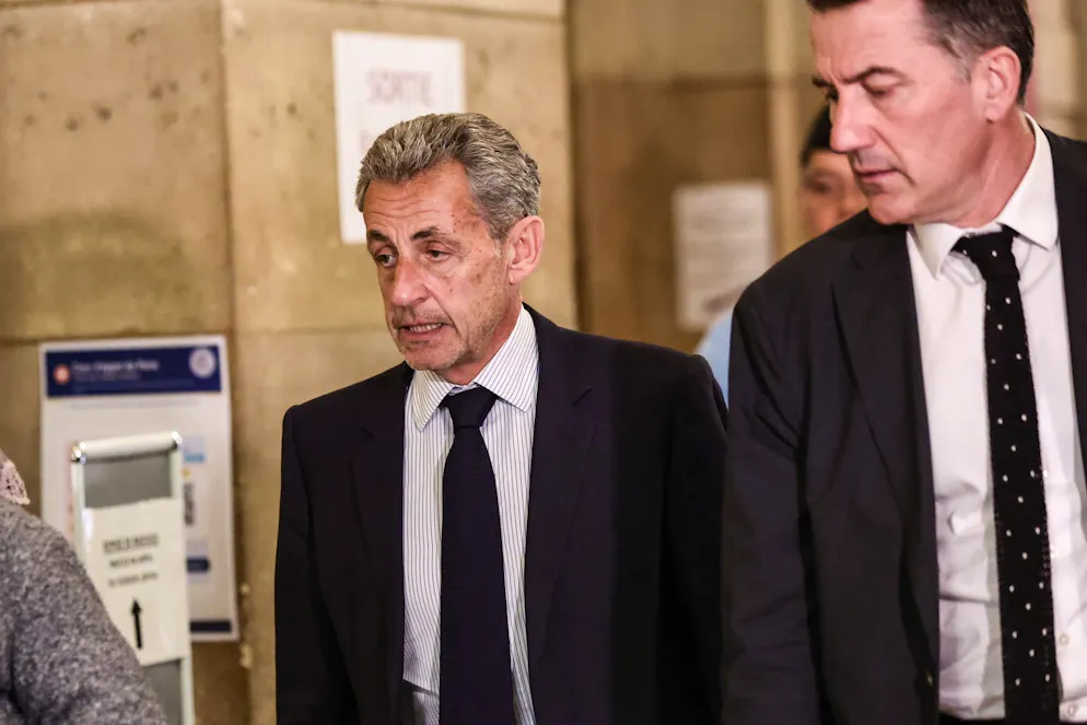 Dans l'affaire Bygmalion, M. Sarkozy a été condamné le 14 février 2024 par la cour d'appel de Paris à un an d'emprisonnement dont six mois ferme pour le financement illégal de sa campagne présidentielle perdue de 2012. Cette condamnation est devenue définitive le 26 novembre 2025 avec le rejet de son pourvoi par la Cour de cassation.