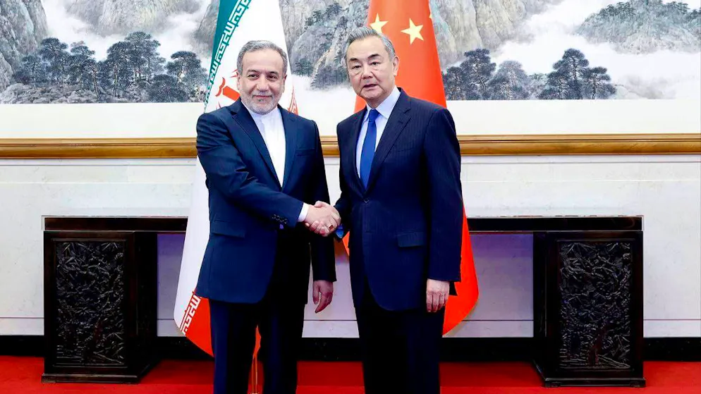 Irans Aussenminister Abbas Araghtschi und sein chinesischer Amtskollege Wang Yi bei einem Treffen am 23. April 2025 in Peking. 