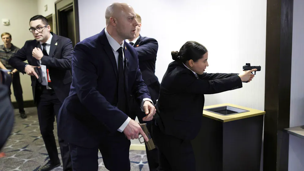 Polizeibeamte reagieren auf Schüsse im Hotel in Washington, wo das Korrespondentendinner mit US-Präsident Donald Trump stattfindet. (25. April 2026)