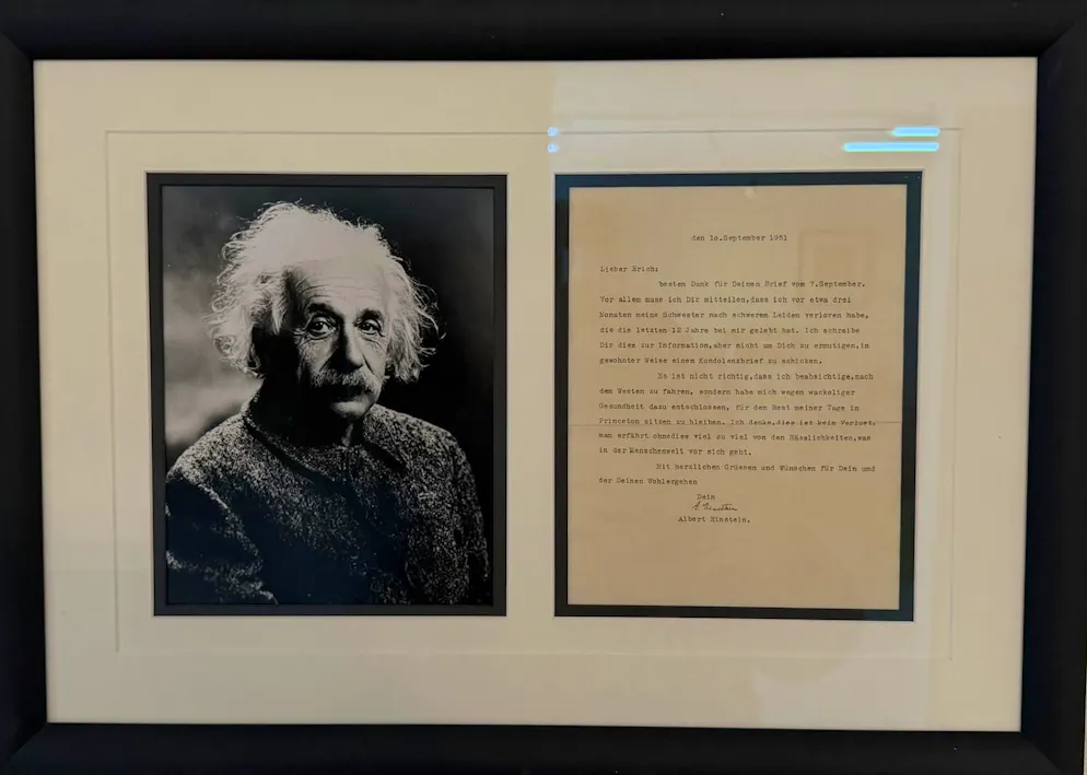 Autogrammhändler Markus Brandes. Auch Briefe von Albert Einstein befinden sich im Besitz von Brandes.
