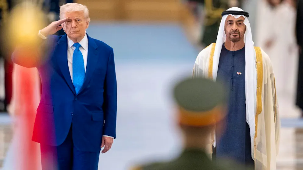 Donald Trump (links) besucht am 15. Mai 2025 die Vereinigten Arabischen Emirate und lauscht im Beisein von Scheich Muhammad bin Zayid Al Nahyan der US-Hymne.