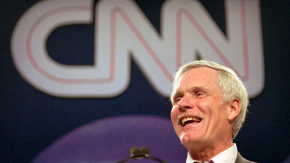 ARCHIV – Ted Turner spricht während des CNN World Report Contributors Banketts. Der Gründer des US-Nachrichtensenders CNN ist tot. Turner sei im Alter von 87 Jahren gestorben, teilte CNN mit. Foto: JOHN BAZEMORE/AP/dpa