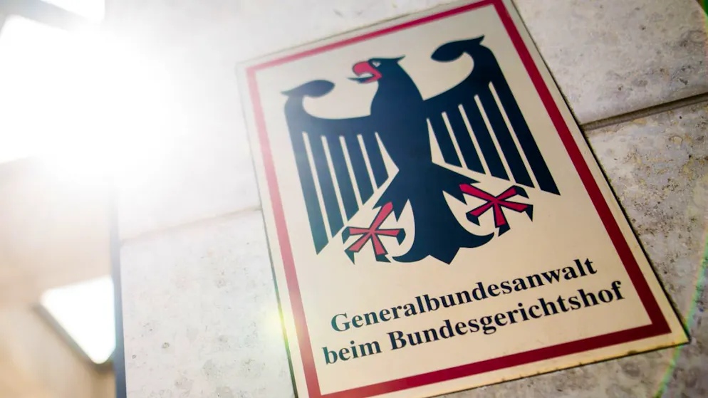 ARCHIV – «Generalbundesanwalt beim Bundesgerichtshof» steht auf einem Schild am Eingang zum Gebäude der Bundesanwaltschaft. Foto: Christoph Schmidt/dpa