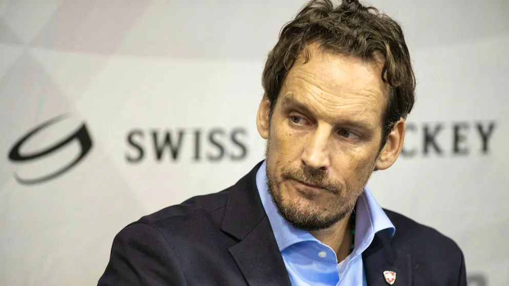 Poche settimane prima del Campionato del Mondo di casa, Patrick Fischer è stato sollevato dall'incarico di allenatore della nazionale.