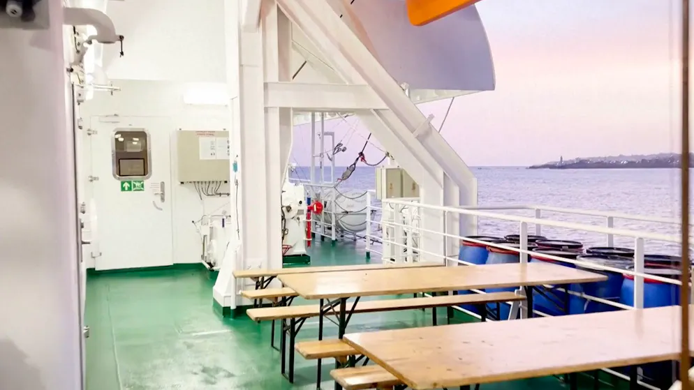 Hantavirus: Schiffspassagiere können vorerst nicht von Bord – Gallery. Ein menschenleeres Deck auf dem Kreuzfahrtschiff. (4. Mai 2026)