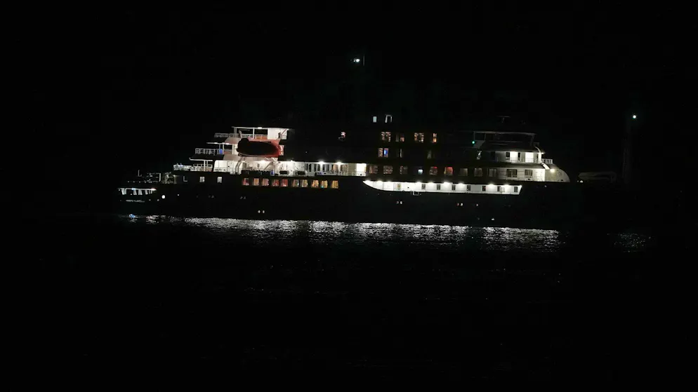 Hantavirus: Schiffspassagiere können vorerst nicht von Bord – Gallery. Die «MV Hondius» liegt am Dienstagabend vor den Kapverden vor Anker.