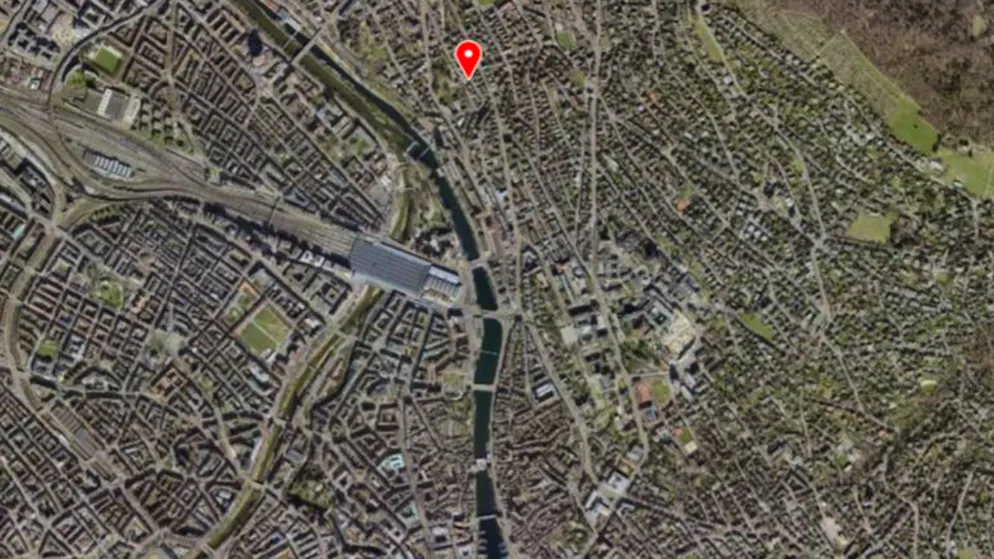 Auf dem Bild markiert: Die Kurvenstrasse 31 im Kreis 6 in Zürich. In der Mitte des Bildes sieht man den Zürcher Hauptbahnhof.