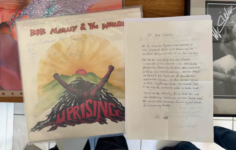 Autogrammhändler Markus Brandes. Eine der letzten von Musiker Bob Marley unterschriebenen Schallplatten.