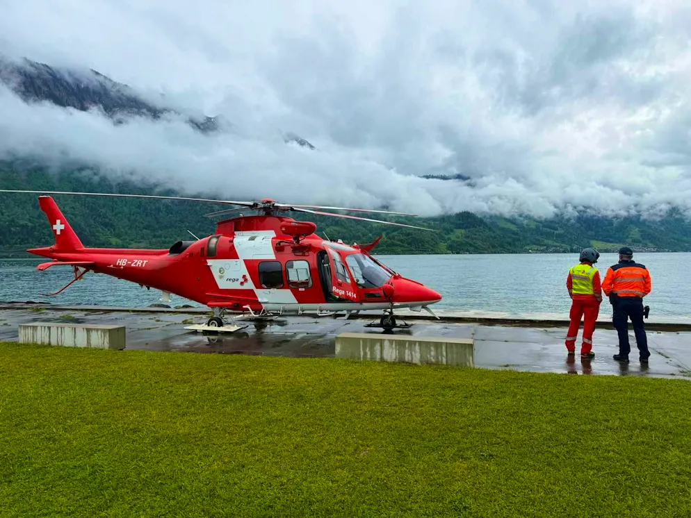 Spectaculaire sauvetage de la Rega sur le lac de Thoune. Les personnes en hypothermie sont transportées à l'hôpital après avoir reçu les premiers soins, tandis que les forces d'intervention discutent de ce qu'elles viennent d'accomplir.