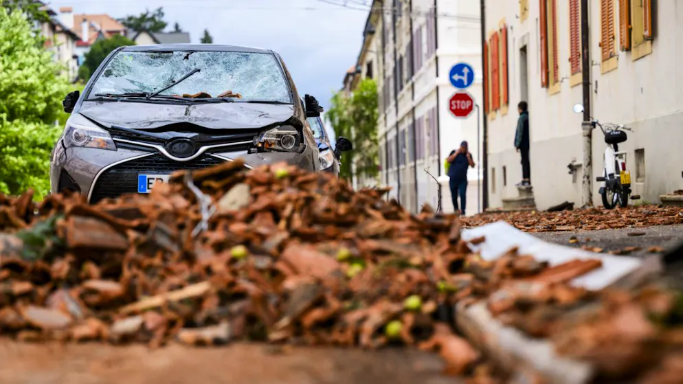 Moderne Gebäude bei Sturm in La Chaux-de-Fonds besonders anfällig – Gallery. Zahlreiche Dachziegel wurden durch die extremen Böen abgerissen und als gefährliche Geschosse durch dicht bebaute Quartiere geschleudert. (Archivbild)