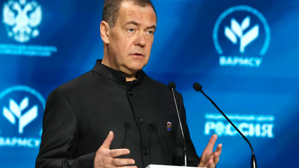 Der stellvertretende Vorsitzende des russischen Sicherheitsrates und Chef der Partei «Einiges Russland», Dmitri Medwedew, hält seine Rede auf dem Allrussischen Forum «Kleine Heimat – Russlands Stärke» im Nationalen Zentrum «Russland» in Moskau. Foto: Ekaterina Shtukina/Pool Sputnik/AP/dpa