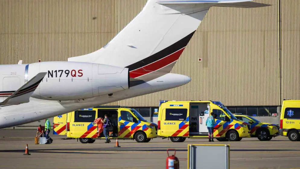 Krankenwagen stehen am Flughafen Schiphol Ost hinter dem zweiten Evakuierungsflugzeug mit einem Patienten an Bord, der auf dem Kreuzfahrtschiff «Hondius» war und Symptome des Hantavirus hat. Foto: Michel Van Bergen/ANP/dpa