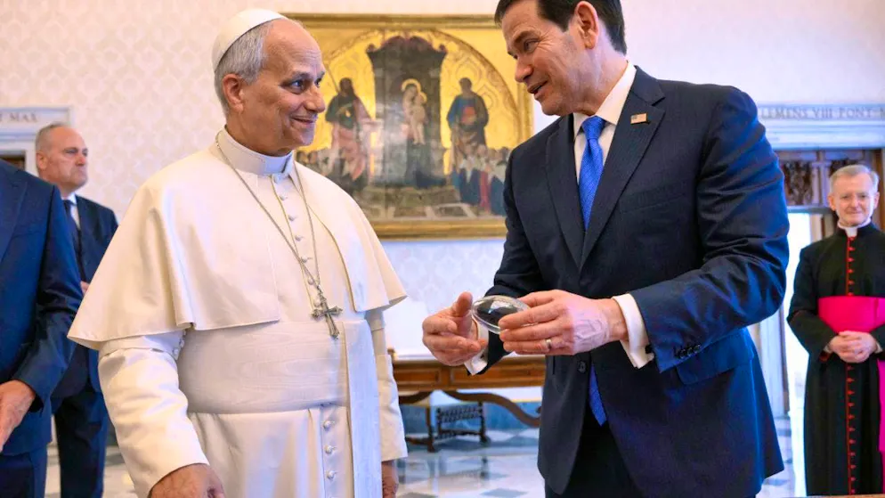 HANDOUT - In this photo provided by Vatican Media via AP, Pope Leo XIV (l) and U.S. Secretary of State Marco Rubio exchange gifts as they meet in the Pope's private library. Photo: Uncredited/Vatican Media/AP/dpa - ATTENTION: For editorial use only in connection with current reporting and only with full attribution of the above credit