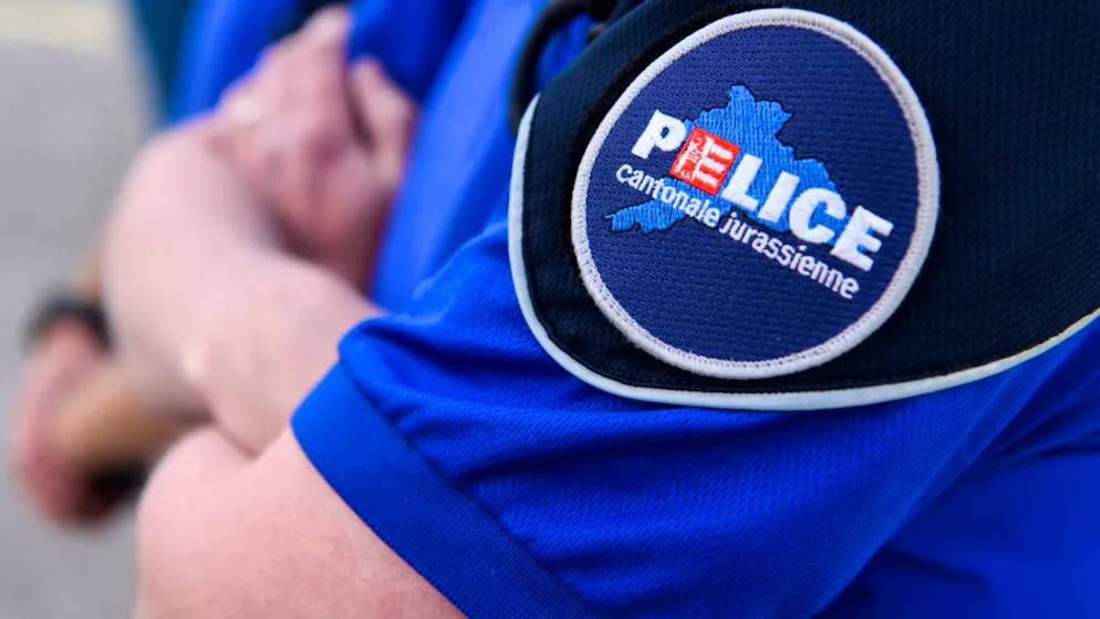 L'agente della polizia cantonale giurassiano si era autoinflitto delle ferite