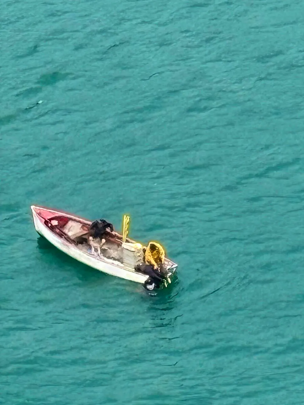 Spectaculaire sauvetage de la Rega sur le lac de Thoune. Un pêcheur professionnel guidé par des signes de la Rega recueille les naufragés à bord de son bateau.