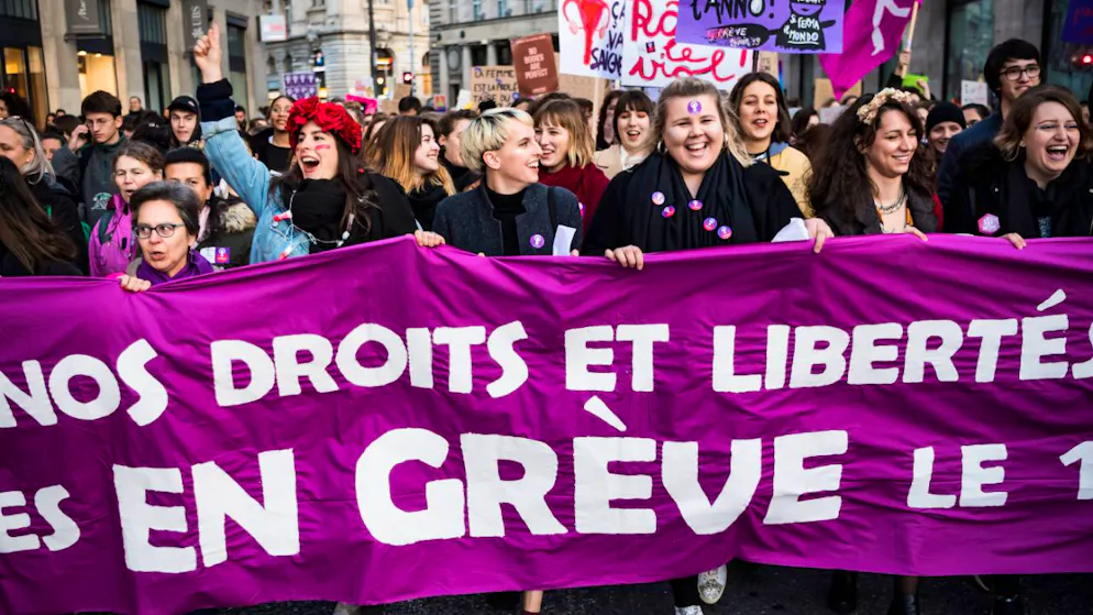 Bei der Demonstration am 8. März 2019 in Genf haben sich etwa tausend Frauen versammelt. Die Organisatorin wurde danach strafrechtlich verurteilt. (Archivbild)