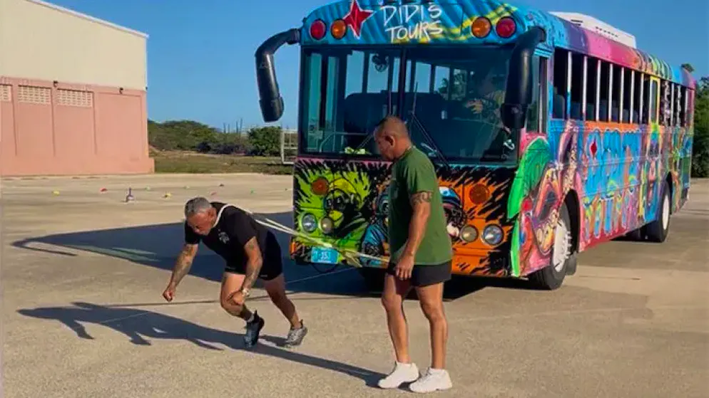 Guarda il video. Grazie alla sua forza incredibile, Egmond Molina batte un altro record del mondo