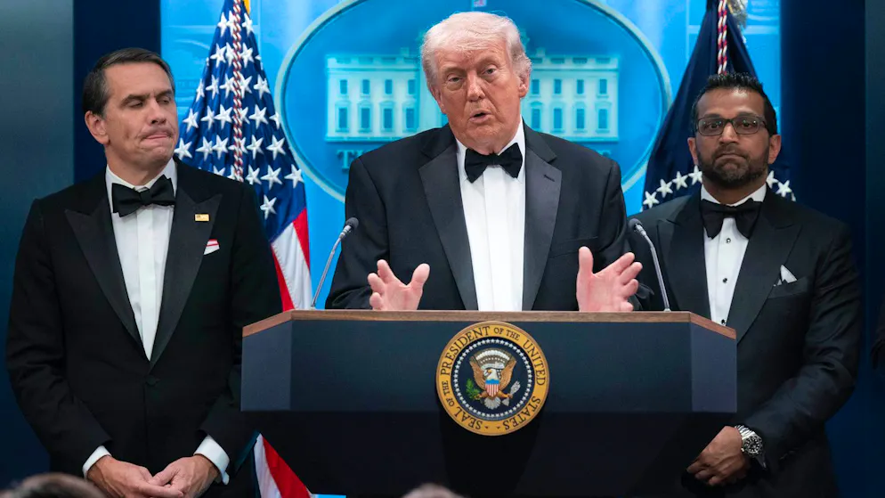 Donald Trump flankiert von seinem Justizminister Todd Blanche und FBI-Direktor Kash Patel am 25. April in Washington: Wieviel Einfluss der Präsident auf die Justiz nimmt, ist Gegenstand anhaltender Diskussionen.