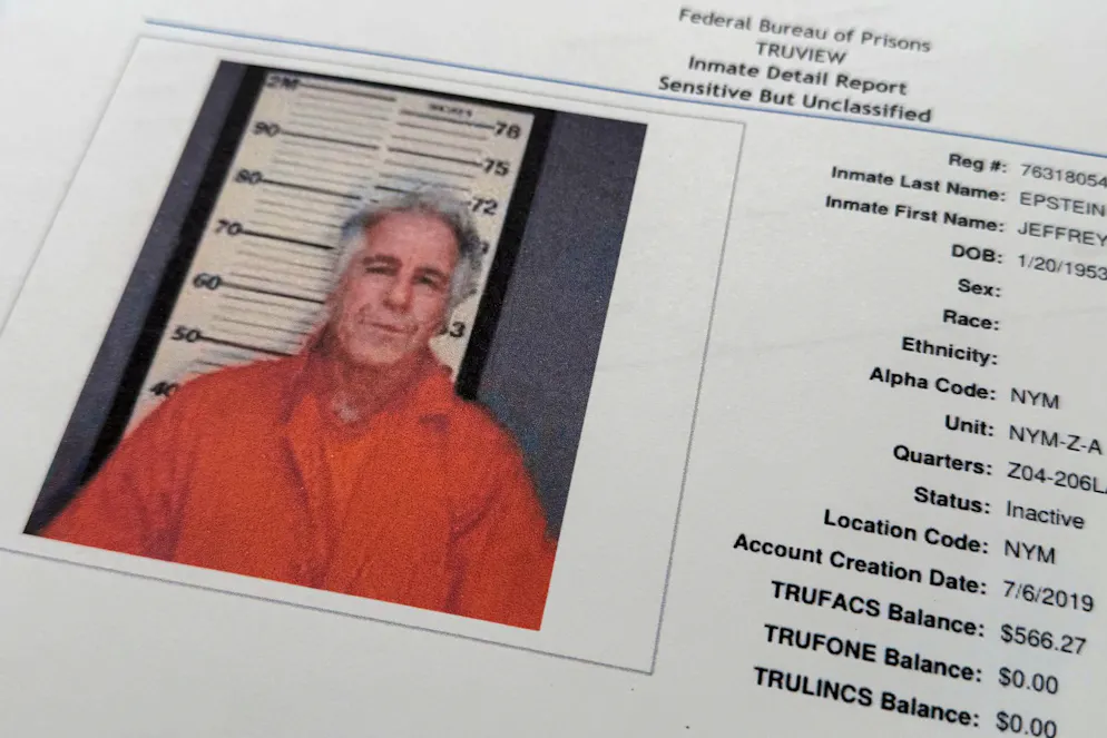 Una foto di Epstein in un rapporto sui detenuti del Federal Bureau of Prisons.