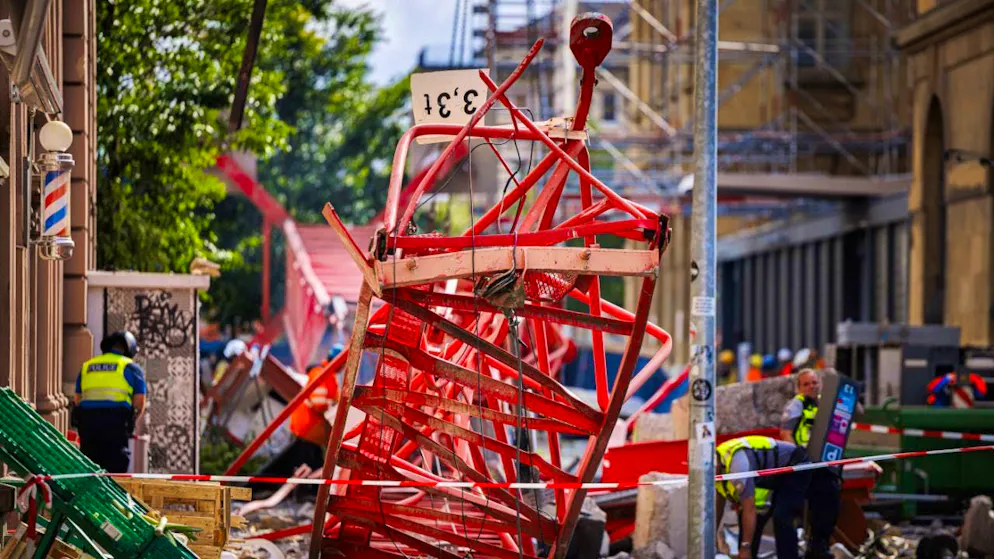 Modern buildings particularly vulnerable to storm in La Chaux-de-Fonds - Gallery. One person was killed by a fallen construction crane. (archive picture)