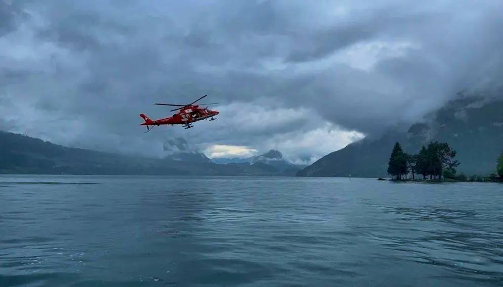 Spectaculaire sauvetage de la Rega sur le lac de Thoune. Lors de son vol de retour vers sa base, un équipage de la Rega aperçoit sur le lac de Thoune un bateau à moteur tournant en rond.