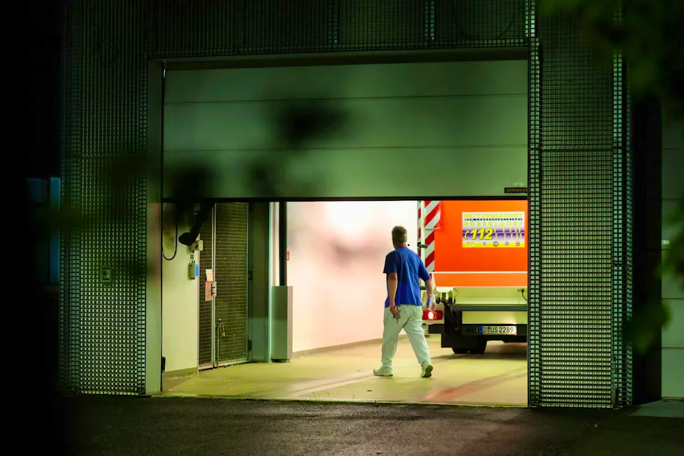 Il paziente tedesco arriva al centro infezioni dell'Ospedale Universitario di Düsseldorf.