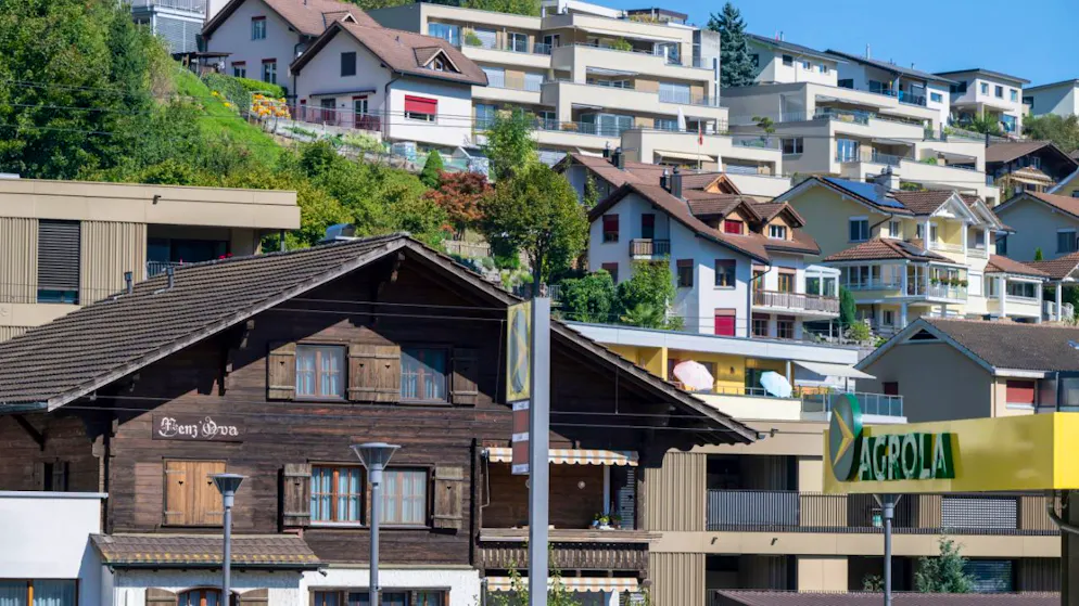 Die Preise für Einfamilienhäuser sanken im April leicht, jene für Eigentumswohnungen stagnierten weitgehend.