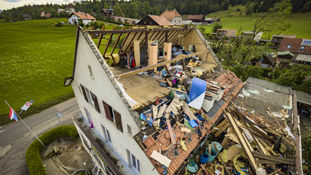 Moderne Gebäude bei Sturm in La Chaux-de-Fonds besonders anfällig – Gallery. Der Sturm riss unzählige Hausdächer ab. (Archivbild)