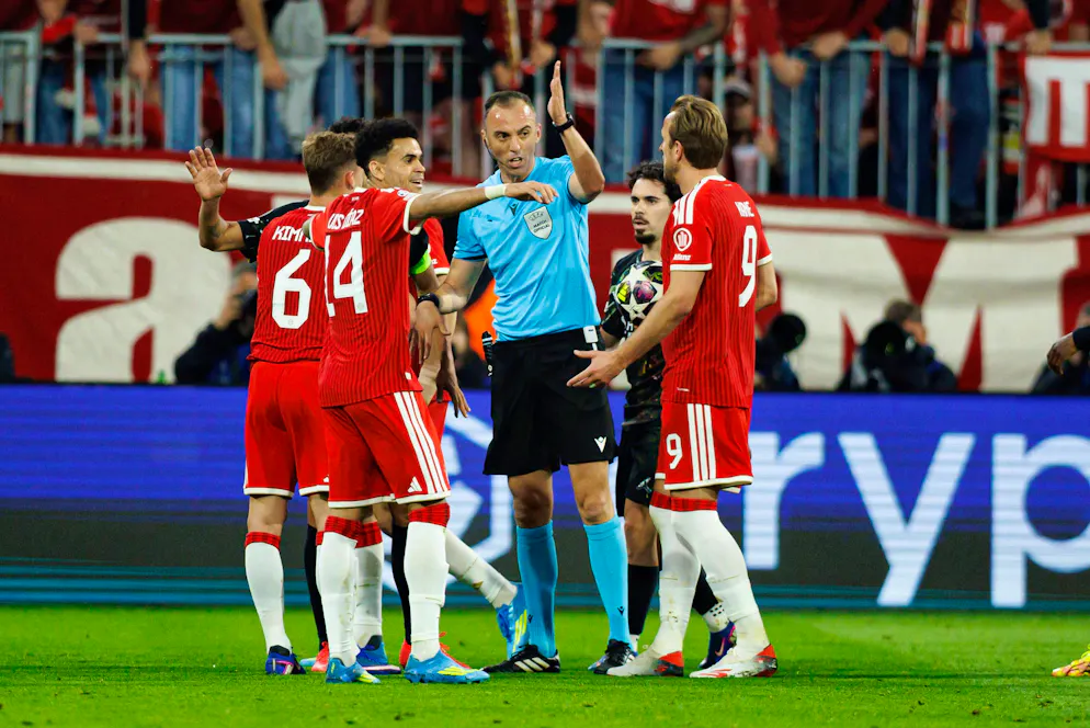 Die Bayern hadern mit Schiedsrichter João Pinheiro.