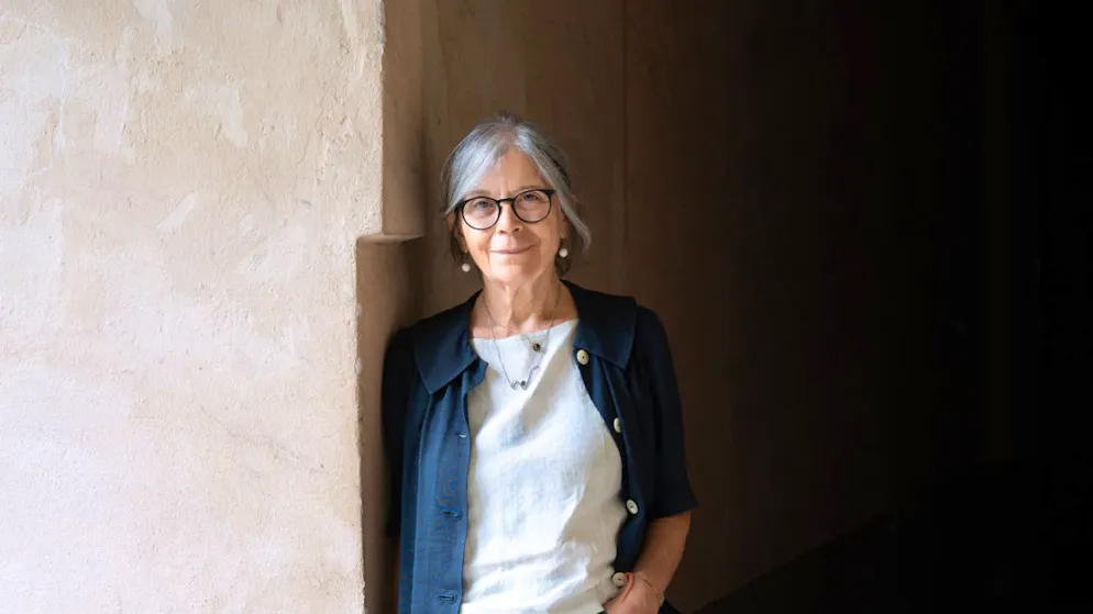 Anna Ruchat hat lange Jahre als Übersetzerin gearbeitet, bevor sie erst spät begann, eigene Texte zu schreiben. Nach Gedichten und Erzählungen erscheint nun der erste Roman der Tessiner Autorin in deutscher Übersetzung: «Vertraute Gespenster» erzählt von der Verlogenheit in einer Familie.