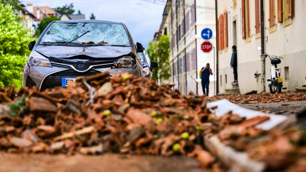 Modern buildings particularly vulnerable to storm in La Chaux-de-Fonds - Gallery. Numerous roof tiles were torn off by the extreme gusts and hurled as dangerous projectiles through densely built-up neighborhoods. (archive picture)