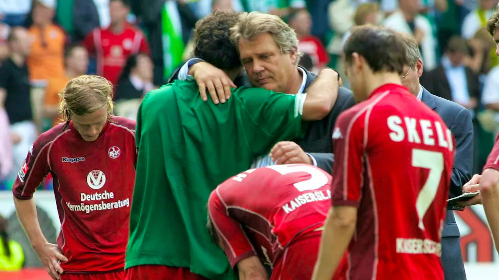 René C. Jäggi consoles the Kaiserslautern professionals after relegation from the Bundesliga.