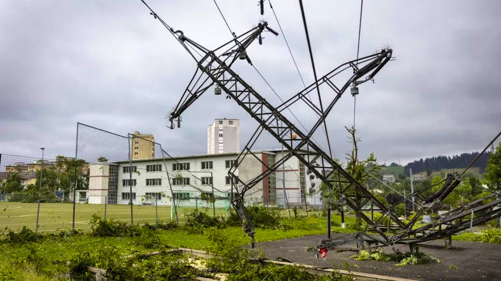 Modern buildings particularly vulnerable to storm in La Chaux-de-Fonds - Gallery. Numerous power lines were damaged by fallen trees. (archive picture)