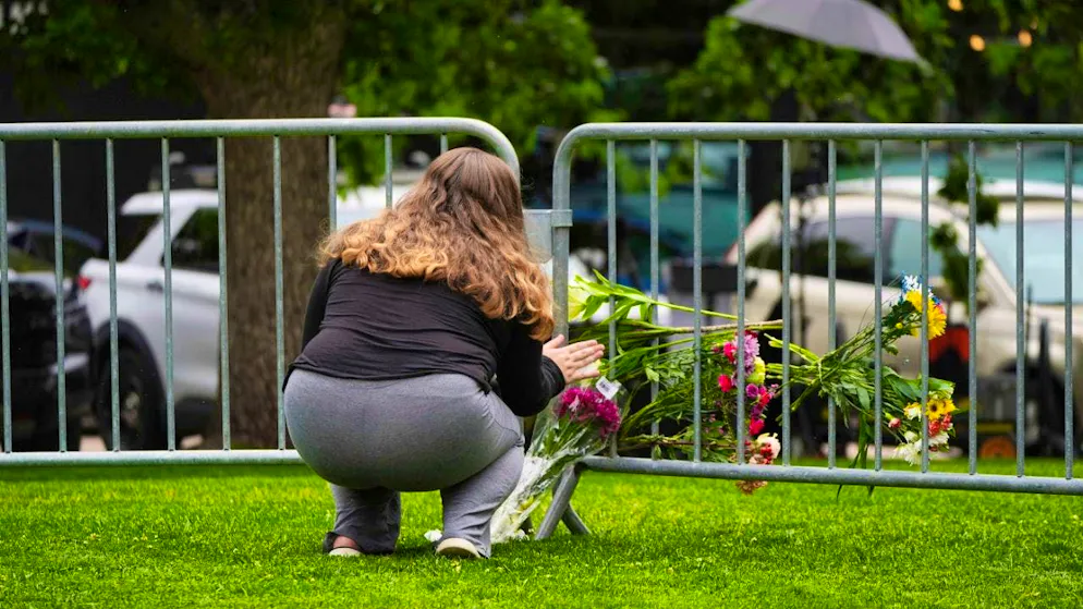 ARCHIVE - A woman lays down a bouquet of flowers after the attack in Colorado. Photo: David Zalubowski/AP/dpa/Archive image