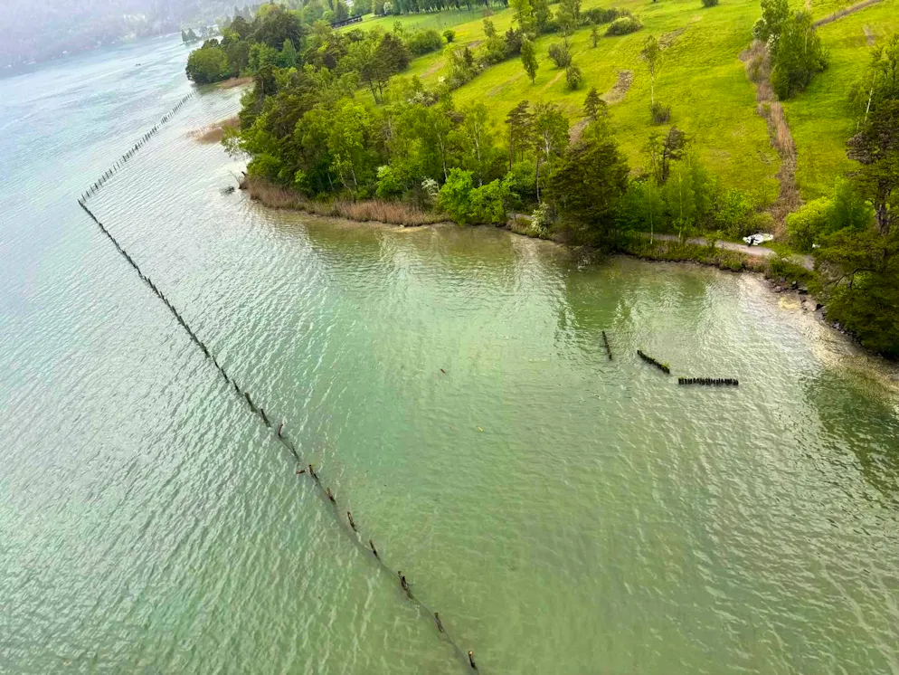 Spectaculaire sauvetage de la Rega sur le lac de Thoune. Peu après, celui-ci traverse une barrière et fonce vers la terre ferme.