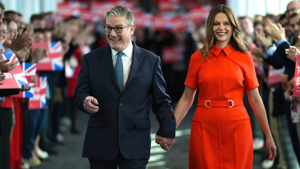 Müssen Premierminister Keir Starmer (l.) und  seine Frau, die frühere Anwältin Victoria  Starmer, demnächst aus der 10 Downing Street in London ausziehen? (Archivbild)
