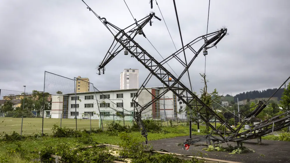 Moderne Gebäude bei Sturm in La Chaux-de-Fonds besonders anfällig – Gallery. An zahlreichen Stromleitungen entstanden Schäden durch umgestürzte Bäume. (Archivbild)