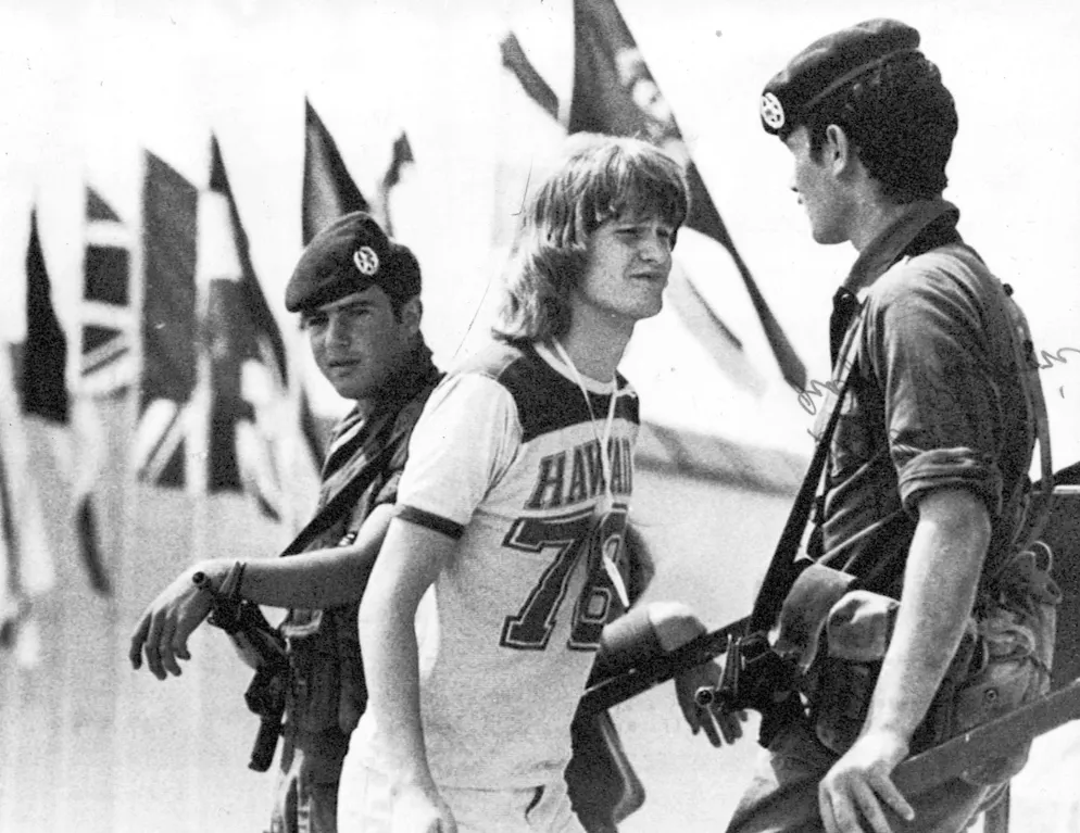 Der schwedische Künstler Ted Gärdestad passiert 1979 in Jerusalem Sicherheitskräfte, als er zu den Proben geht. Sieben Jahren zuvor wurden beim Münchner Olympia-Attentat elf Israelis getötet.