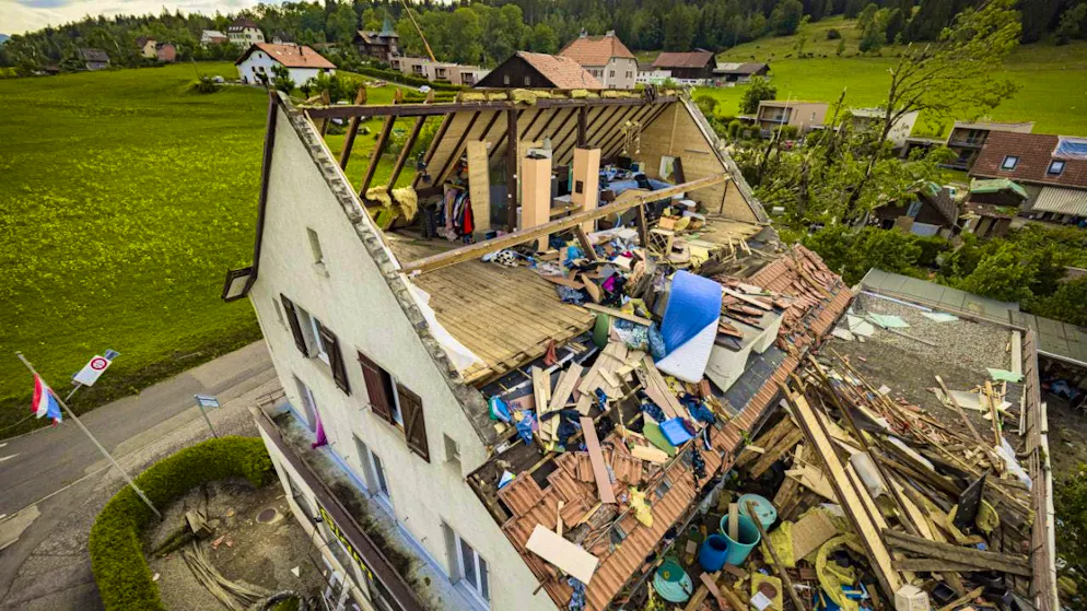 Modern buildings particularly vulnerable to storm in La Chaux-de-Fonds - Gallery. The storm tore off countless house roofs. (archive picture)