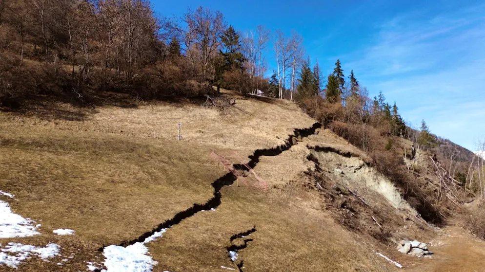 Brücke im Wallis wegen Gefahr durch Felsrutsch abgerissen – Gallery. Die Erdspalte oberhalb von Chippis Anfang März. (Archivbild)