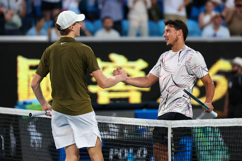 Jannik Sinner e Luciano Darderi si sono affrontati agli ottavi dell'ultimo Australian Open, in una gara vinta dall'altoatesino.