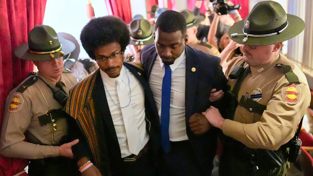 Der demokratische Abgeordnete Justin J. Pearson (2.v.l.) und sein Bruder KeShaun Pearson (2.v.r.) werden am Donnerstag festgenommen und aus dem Kongress in Nashville abgeführt. 